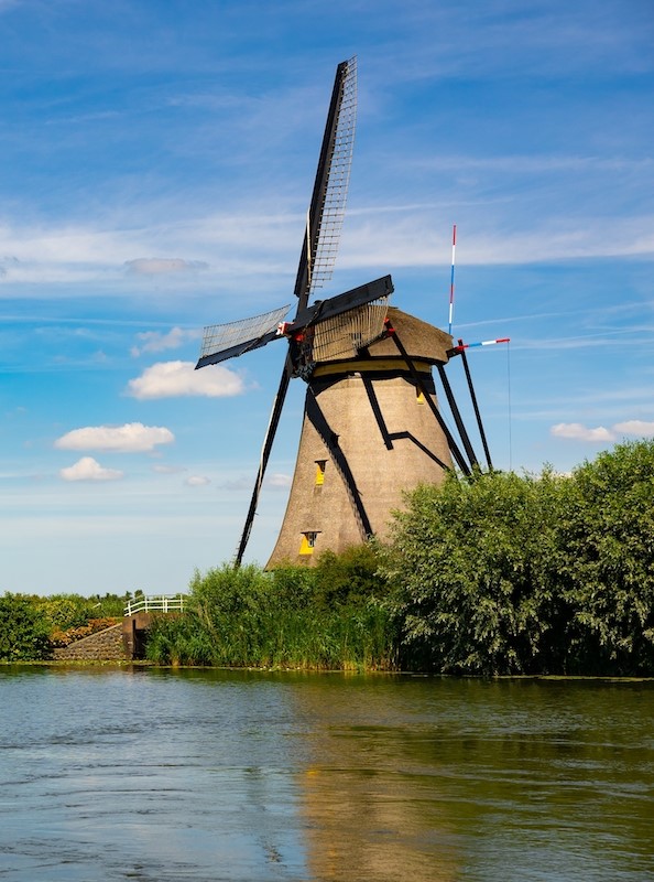 Een molen langs het water in Zuid Holland.